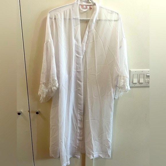 La Vie en Rose - White Robe - Picture 2 of 2